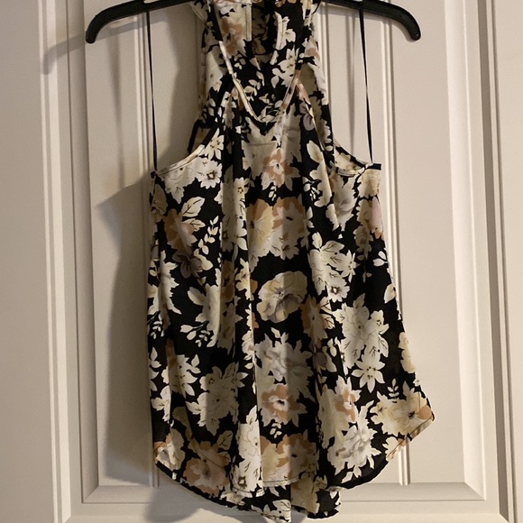 Sleeveless Flowy top with key hole closure L - Picture 5 of 5